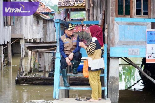 Pj Gubernur Agus Fatoni Tinjau Lokasi Banjir di Muara Enim, Salurkan Bantuan untuk Warga Terdampak. Foto : viralsumsel.com/win