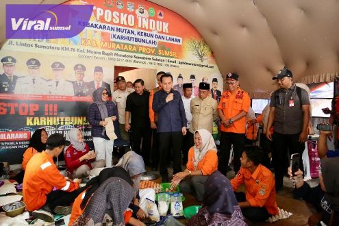 Pj Gubernur Agus Fatoni Tinjau Banjir di Muratara, Salurkan Bantuan dan Imbau Masyarakat Jaga Lingkungan. Foto : viralsumsel.com/win