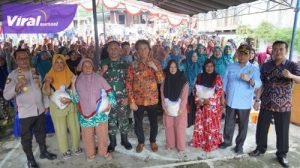 Pj Bupati OKI Salurkan Bantuan 1.3 Ton Beras Untuk 266 KK Terdampak Banjir di Tanjung Lubuk. Foto : viralsumsel.com/zep