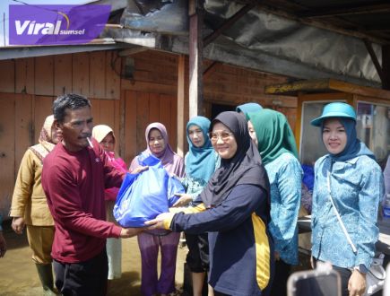 TP PKK Bersama Dinkes Muba Salurkan Bantuan dan Cek Kesehatan Warga. Foto : viralsumsel.com/dev