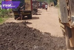 Manfaatkan Sisa Bongkaran Tol Untuk Perbaikan Jalan Rusak di Kabupaten OKI. Foto : viralsumsel.com/zep