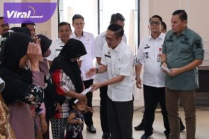Penjabat (Pj) Wali Kota Palembang Ratu Dewa membagikan sembako gratis bagi masyarakat kurang mampu, Rabu (24/1/2024) di Kecamatan Sako Kota Palembang. Foto : viralsumsel.com/nto