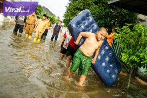 Usai Ngantor, PJ Bupati Muba Apriyadi Keliling Sekayu Sambangi Warga Terkena Banjir Hingga Selutut. Foto : viralsumsel.com/dev