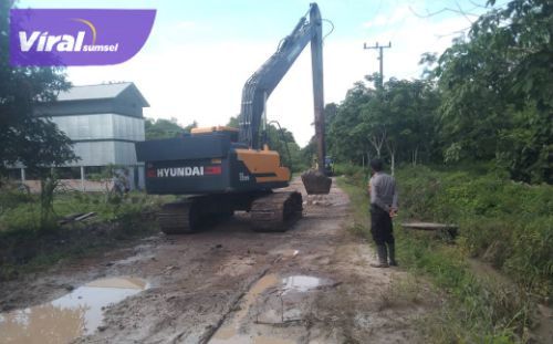Manfaatkan Bongkaran Tol, Polisi dan Warga Gotong Royong Perbaiki Jalan Cengal-Sungai Jeruju. Foto : viralsumsel.com/zep