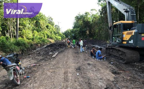 Jadi Atensi Pj. Bupati OKI Asmar Wijaya, Perbaikan Jalan Cengal-Sungai Jeruju Dipercepat. Foto : viralsumsel.com/zep