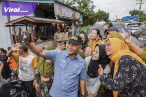 Boyong Sembako, Pj Bupati H Apriyadi Mahmud Semangati Warga Korban Banjir. Foto : viralsumsel.com/dev