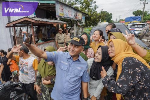 Boyong Sembako, Pj Bupati H Apriyadi Mahmud Semangati Warga Korban Banjir. Foto : viralsumsel.com/dev