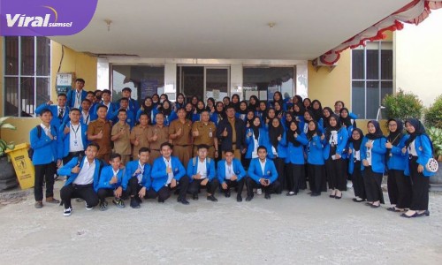 Sekretaris Camat Kertapati Rifandi Putra Saat Menerima Langsung Mahasiswa KKN Universitas PGRI Palembang di Kantor Camat Kertapati. Foto : Viralsumsel