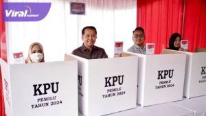 Pj Gubernur Agus Fatoni Didampingi Pj TP PKK Gunakan Hak Suara di TPS 35 Palembang. Foto : viralsumsel.com/win