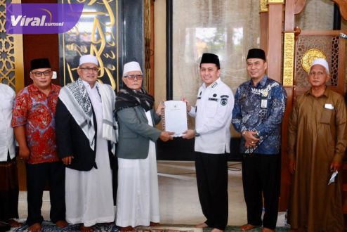 Pj Gubernur Sumsel Agus Fatoni Salat Jumat di Masjid Al-Shaleh Jalan Pangeran Sido Ing Kenayan, Kelurahan Karang Anyar, Kecamatan Gandus, Palembang, Jumat (16/2/2024). Foto : viralsumsel.com/win