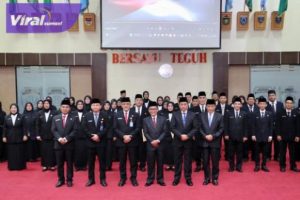 Pj Gubernur Sumsel Agus Fatoni diwakili Sekretaris Daerah (Sekda) Provinsi Sumsel S.A Supriono melantik 52 pejabat fungsional Foto : viralsumsel.com/win