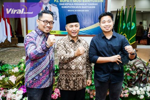 Pj Bupati Musi Banyuasin Drs H Apriyadi Mahmud MSi menerima penghargaan dari Badan Penyelenggara Jaminan Sosial (BPJS) Ketenagakerjaan. Foto : viralsumsel.com/dev