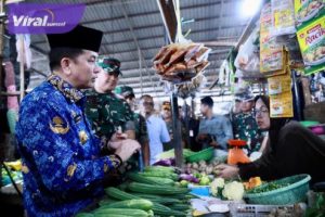 Pj Gubernur Sumsel Agus Fatoni cek harga bahan pokok langsung ke pasar tradisional Lemabang dan Pasar Sekip, Palembang, Sumatera Selatan, Senin (19/2/2024). Foto : viralsumsel.com/win