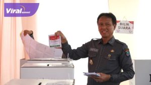 Pj. Bupati OKI Keliling Pantau TPS, Nyoblos di TPS 9 Sukadana Kayuagung. Foto : viralsumsel.com/zep