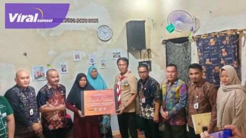 Petugas Linmas Meninggal Dunia, Pj Bupati dan KPU OKI Berikan Santunan. Foto : viralsumsel.com/zep