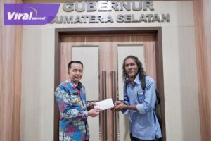Pj Gubernur Agus Fatoni Berikan Bantuan Modal Usaha Melukis pada Penyandang Tuna Rungu. Foto : viralsumsel.com/win