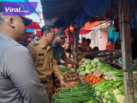 Memastikan Harga Sembako Stabil, Pj Walikota Prabumulih H Elman ST MM Sidak di Pasar Inpres Prabumulih. Foto : viralsumsel.com/ril
