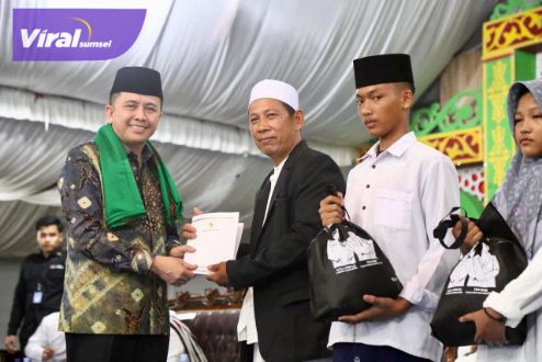 Pj Gubernur Sumsel Agus Fatoni Salurkan Sembako untuk Santri Serta Bantuan Dana Ponpes Darussalam Tegal Rejo OKU Timur. Foto : viralsumsel.com/win