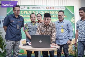 Bantu Umak Dicairkan, Pj Bupati Apriyadi Buat Emak-emak Sumringah Saat Bulan Puasa. Foto : viralsumsel.com/win