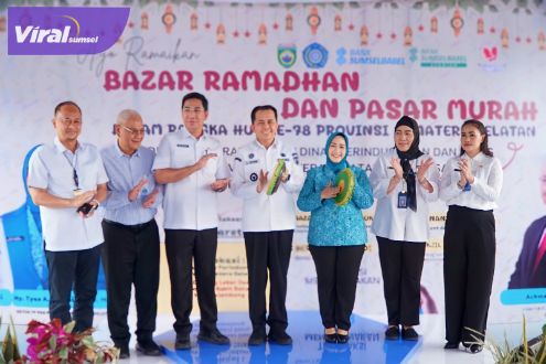 Pj Gubernur Sumsel Agus Fatoni dan Pj Ketua TP PKK Tyas Fatoni Buka Bazar Ramadhan dan Pasar Murah. Foto : viralsumsel.com/win