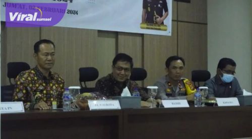 Pj Walikota Prabumulih Elman bersama Kajari Prabumulih Serahkan Akte Kelahiran dan KIA Kepada Anak Pantiasuhan di Kota Prabumulih. Foto : viralsumsel.com/man