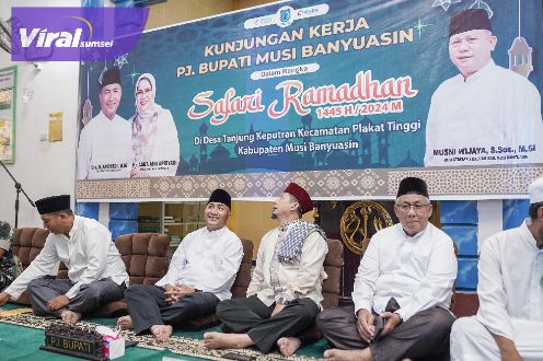 Warga Plakat Tinggi Antusias, Pj Bupati Apriyadi Bawa Bantuan Bedah Rumah Hingga Paket Sembako. Foto : viralsumsel.com/dev