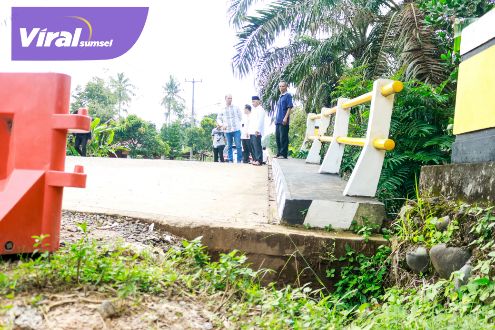 Jembatan Sumber Urip Plakat Tinggi Hampir Ambruk, Pj Bupati Muba Apriyadi Langsung Perbaiki. Foto : viralsumsel.com/dev