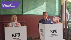 Pj Walikota Prabumulih H Elman Memberikan Suaranya Di Tps 20 Kelurahan Prabumulih. Foto : viralsumsel.com/man