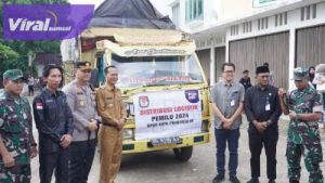 Pj Walikota Prabumulih Melepas Keberangkatan Logistik Pemilu 2024. Foto : viralsumsel.com/man