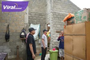 Pj Walikota Prabumulih Terjun Langsung Meninjau Lokasi Rumah Korban Angin Puting Beliung. Foto : viralsumsel.com/man