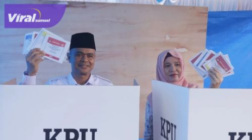 Pj Sekretaris Daerah Kota Prabumulih Aris Priadi Memberikan Suaranya di TPS 008 Kelurahan Gunung Ibul Barat. Foto : viralsumsel.com/man Pj Sekretaris Daerah Kota Prabumulih Aris Priadi Memberikan Suaranya di TPS 008 Kelurahan Gunung Ibul Barat. Foto : viralsumsel.com/man