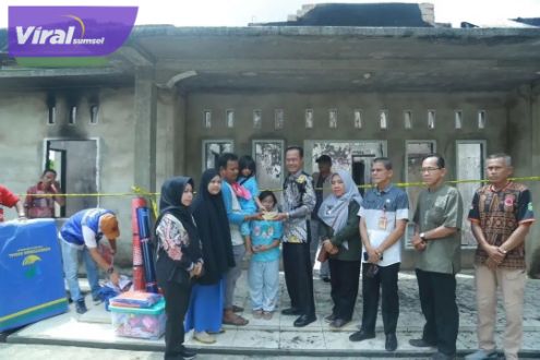 Pj Walikota Prabumulih Menyerahkan Bantuan untuk Korban Kebakaran. Foto : viralsumsel.com/man
