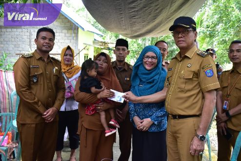 Pj Bupati OKI Jadi Bapak Asuh Anak Stunting. Foto : viralsumsel.com/zep