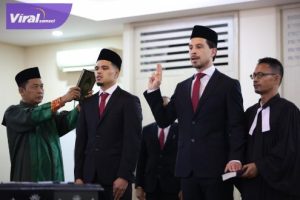 Thom Haye dan Ragnar Oratmangoen Resmi Jadi WNI. Foto : pssi