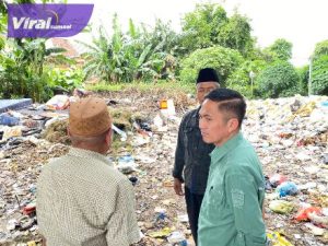 Tinjau Fogging, Ratu Dewa Malah Temukan Selokan Mampet Hingga Gunung Sampah di Dekat Rumah Susun. Foto : viralsumsel.com/nto