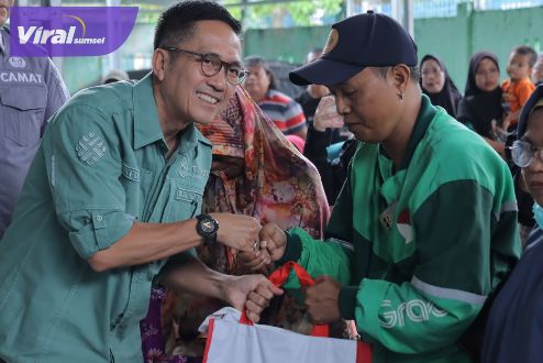 Ratu Dewa Bagikan 353 Sembako Hingga Tinjau Layanan Jemput Bola Dokumen Kependudukan. Foto : viralsumsel.com/nto