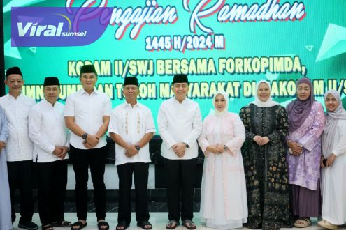 Sinergitas bersama TNI, Pj Gubernur Agus Fatoni Salat Berjamaah di Masjid Raudhatul Ulum Kodam II/Sriwijaya. Foto : viralsumsel.com/win