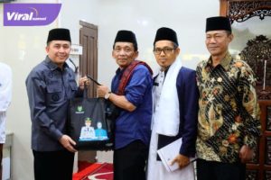 Pj Gubernur Agus Fatoni Berikan Bantuan Sembako untuk Marbot Masjid. Foto : viralsumsel.com/win