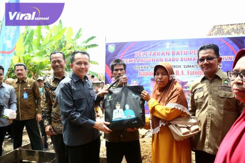 Pj Gubernur Sumsel Agus Fatoni Berikan Bantuan Sembako di Kota Prabumulih. Foto : viralsumsel.com/win