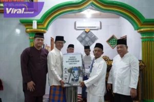 Pemkot Prabumulih Gelar Safari Ramdahan, Pj Walikota Memberikan Bantuan Vacum Cleaner ke Setiap Masjid. Foto : viralsumsel.com/man