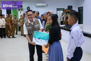 Menuju KIS 100 Persen, Ratu Dewa Konsisten Buka Layanan Jemput Bola Serta Bagikan Sembako. Foto : viralsumsel.com/nto