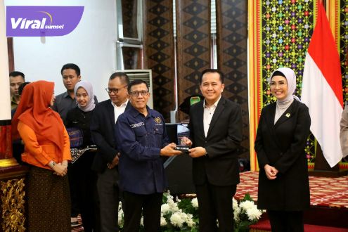 Pj Gubernur Sumsel Agus Fatoni Terima Penghargaan PWI Sebagai Birokrat Peduli Pers. Foto : viralsumsel.com/win