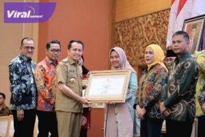 Pj Gubernur Agus Fatoni Beri Penghargaan Anugrah Paritrana Award 2023 Tingkat Provinsi Sumsel untuk Pemda dan Badan Usaha. Foto : viralsumsel.com/win