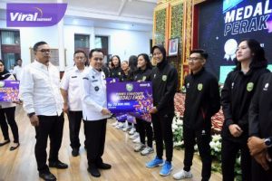 Pj Gubernur Sumsel Agus Fatoni Serahkan Bonus Bagi Atlet dan Pelatih Berprestasi Pada Porwil XI. Foto : viralsumsel.com/win