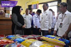 Harga dan Stok Bahan Pokok di Pasar Kayuagung OKI Aman Jelang Lebaran. Foto : viralsumsel.com/zep