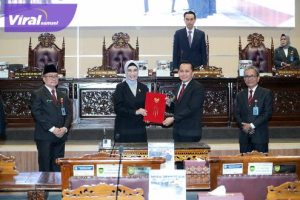 Pj Gubernur Agus Fatoni Sampaikan Dokumen LKPJ Tahun Anggaran 2023 ke-DPRD Sumsel. Foto : viralsumsel.com/win