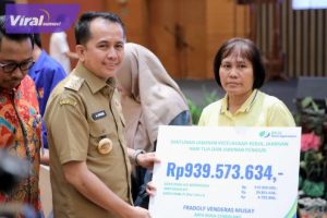 Pj Gubernur Agus Fatoni Beri Santunan Jaminan bagi Tenaga Kerja. Foto : viralsumsel.com/win
