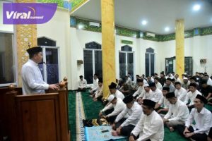 Sinergitas bersama Kajati Sumsel, Pj Gubernur Agus Fatoni Salat Berjamaah di Masjid Al Adli. Foto : viralsumsel.com/win