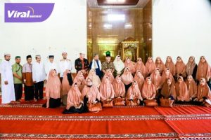 Bareng Istri, Pj Bupati Apriyadi Beri Sembako dan THR untuk Santri Santriwati Ponpes Al Fath. Foto : viralsumsel.com/dev