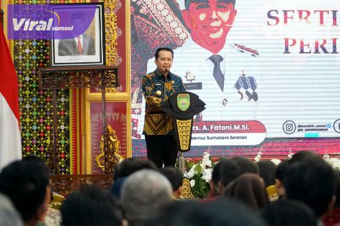 Pj Gubernur Agus Fatoni Serahkan Sertifikat Proper Bagi BUMN dan Perusahaan Swasta Peduli Lingkungan. Foto : viralsumsel.com/win